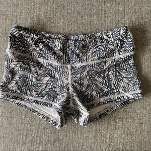 FLEO Natural Chevron Double Lined 2.5” Shorts sz S